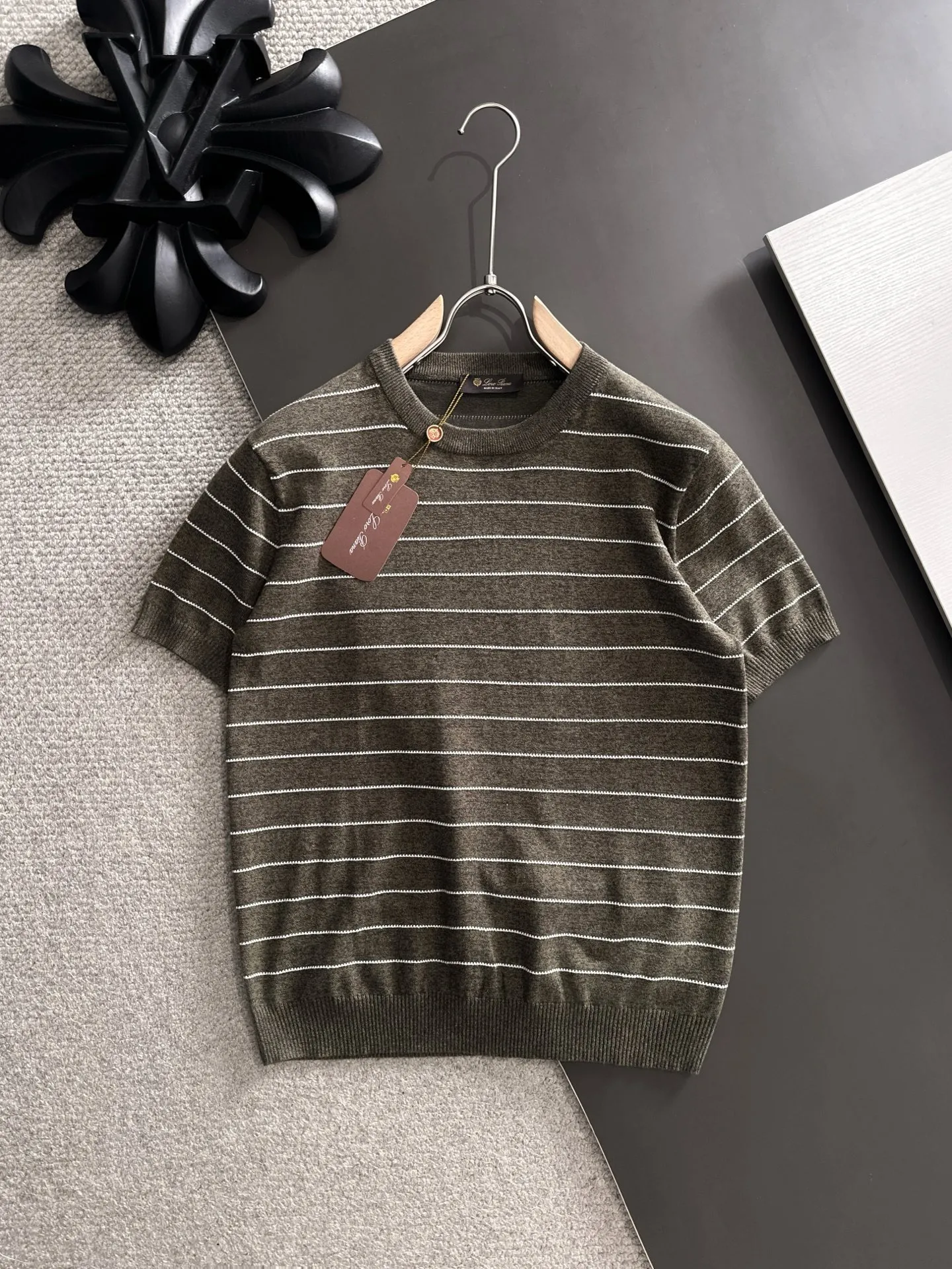 Next day shipment LP high quality Loro Piana 26ss New Arrival men's short-sleeved T-shirt Made of combed cotton yarn knitted cotton fabric, no pressure when entering and exiting the counter Exclusive control of raw materials It feels substantial when weighed, and the upper body is more textured than ordinary T-shirts. This texture can cope with the weather easily and is suitable for both hot and cold! Loose fit design, looks noble. The only correct version is available Size: M to XXX